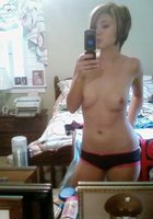 Молоденькая официантка фотографирует себя в зеркале 11 фото Молоденькая официантка фотографирует себя в зеркале 11 фото