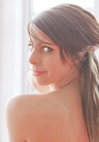 Татуированная девушка стоит у окна обнаженная 22 фото Татуированная девушка стоит у окна обнаженная 22 фото