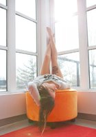 Татуированная девушка стоит у окна обнаженная 14 фото Татуированная девушка стоит у окна обнаженная 14 фото