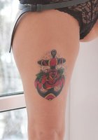 Татуированная девушка стоит у окна обнаженная 37 фото Татуированная девушка стоит у окна обнаженная 37 фото