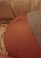 Беременная женщина позирует в комнате и загорает на пляже 1 фото Беременная женщина позирует в комнате и загорает на пляже 1 фото