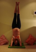 Беременная женщина позирует в комнате и загорает на пляже 4 фото Беременная женщина позирует в комнате и загорает на пляже 4 фото