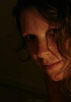 Беременная женщина позирует в комнате и загорает на пляже 6 фото Беременная женщина позирует в комнате и загорает на пляже 6 фото