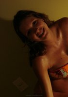 Беременная женщина позирует в комнате и загорает на пляже 7 фото Беременная женщина позирует в комнате и загорает на пляже 7 фото