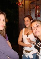 Беременная женщина позирует в комнате и загорает на пляже 5 фото Беременная женщина позирует в комнате и загорает на пляже 5 фото