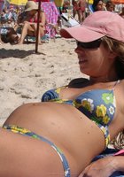 Беременная женщина позирует в комнате и загорает на пляже 10 фото Беременная женщина позирует в комнате и загорает на пляже 10 фото