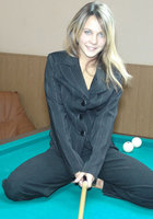 Голая девушка сидит на бильярдном столе 3 фото Голая девушка сидит на бильярдном столе 3 фото