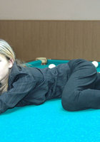 Голая девушка сидит на бильярдном столе 4 фото Голая девушка сидит на бильярдном столе 4 фото