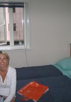 Чика с аккуратной попой светит голой пилоткой на свежем воздухе 2 фото Чика с аккуратной попой светит голой пилоткой на свежем воздухе 2 фото