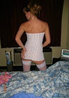 Молодая красотка, лежа на кровати, демонстрирует своё тело 11 фото Молодая красотка, лежа на кровати, демонстрирует своё тело 11 фото