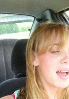 Молодая красотка, лежа на кровати, демонстрирует своё тело 3 фото Молодая красотка, лежа на кровати, демонстрирует своё тело 3 фото