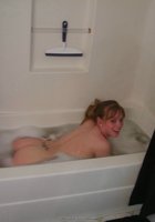 Молодая красотка, лежа на кровати, демонстрирует своё тело 16 фото Молодая красотка, лежа на кровати, демонстрирует своё тело 16 фото