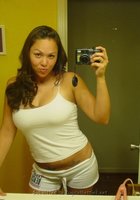 Полненькая латинка делает домашние селфи в нижнем белье 12 фото Полненькая латинка делает домашние селфи в нижнем белье 12 фото