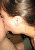 Баловница с большими глазами отсасывает побритый член стоя на коленях 1 фото Баловница с большими глазами отсасывает побритый член стоя на коленях 1 фото