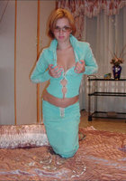 Озорная шатенка, сидя на диване, демонстрирует себя 1 фото Озорная шатенка, сидя на диване, демонстрирует себя 1 фото