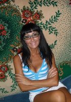 Дамочка, одетая в красное, сидит на полу 4 фото Дамочка, одетая в красное, сидит на полу 4 фото