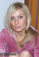 Дамочка, одетая в красное, сидит на полу 14 фото Дамочка, одетая в красное, сидит на полу 14 фото