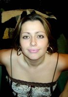 Дамочка, одетая в красное, сидит на полу 7 фото Дамочка, одетая в красное, сидит на полу 7 фото