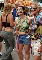 Зрелые бабы показывают большие сиськи на публичном мероприятии 3 фото Зрелые бабы показывают большие сиськи на публичном мероприятии 3 фото