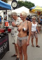 Зрелые бабы показывают большие сиськи на публичном мероприятии 4 фото Зрелые бабы показывают большие сиськи на публичном мероприятии 4 фото