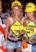 Зрелые бабы показывают большие сиськи на публичном мероприятии 10 фото Зрелые бабы показывают большие сиськи на публичном мероприятии 10 фото