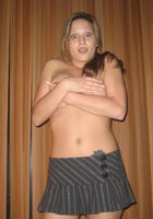 Азиатская блондинка валяется голой на полу 11 фото