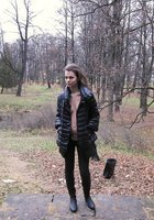 Девица позирует на фоне осенней природы 1 фото Девица позирует на фоне осенней природы 1 фото