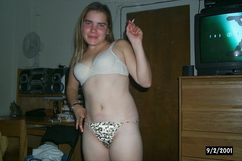 Большая бутылка вместо вибратора в вагине 1 фотография