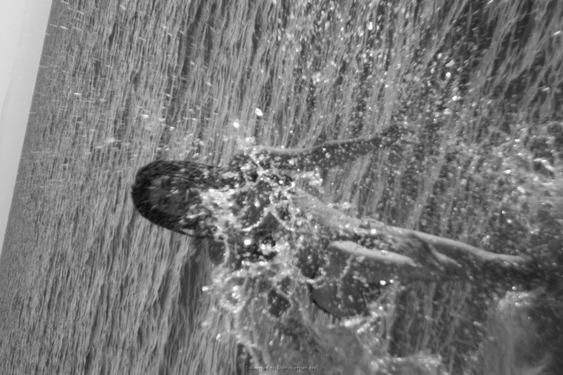 Девушка с африканскими косичками позирует в комнате и на улице 17 фотография