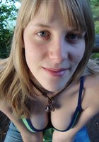 Телка с пирсингом на языке демонстрирует груди и пилотку 1 фото Телка с пирсингом на языке демонстрирует груди и пилотку 1 фото