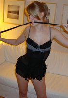 Телка с пирсингом на языке демонстрирует груди и пилотку 13 фото Телка с пирсингом на языке демонстрирует груди и пилотку 13 фото