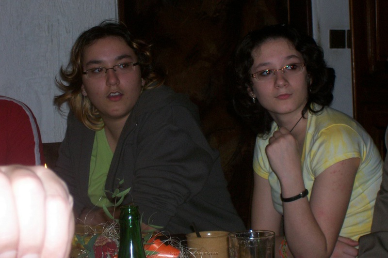 Еврейка в очках разделась и показала голое тело в своей комнате 2 фотография