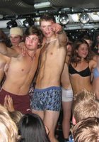 Молодежь раздевается на сцене во время конкурсов 13 фото Молодежь раздевается на сцене во время конкурсов 13 фото