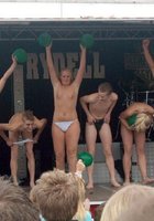 Молодежь раздевается на сцене во время конкурсов 12 фото Молодежь раздевается на сцене во время конкурсов 12 фото