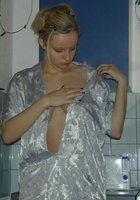 Блондинка сняла халат и оголила супер сиськи на кухне 2 фото Блондинка сняла халат и оголила супер сиськи на кухне 2 фото