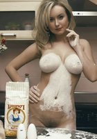 Красивая блондинка на кухне немного испачкалась мукой 3 фото Красивая блондинка на кухне немного испачкалась мукой 3 фото