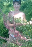 Барышня позирует в чулках и трусиках на даче 18 фото Барышня позирует в чулках и трусиках на даче 18 фото