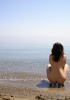 Женщина на пляже демонстрирует свое оголенное тело 4 фото Женщина на пляже демонстрирует свое оголенное тело 4 фото