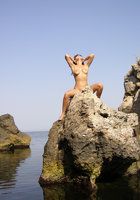 Женщина на пляже демонстрирует свое оголенное тело 11 фото Женщина на пляже демонстрирует свое оголенное тело 11 фото