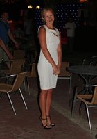 Женщина стоит на улице в платье с голой спиной 2 фото Женщина стоит на улице в платье с голой спиной 2 фото