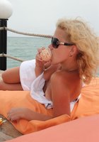 Женщина стоит на улице в платье с голой спиной 20 фото Женщина стоит на улице в платье с голой спиной 20 фото