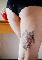 Жгучая брюнетка с пышными формами покажет все свои татуировки 39 фото