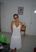 Курортница загорает и оголяет сиськи 2 фото Курортница загорает и оголяет сиськи 2 фото