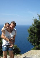 Брюнетка медитирует в позе лотоса с видом на море 1 фото Брюнетка медитирует в позе лотоса с видом на море 1 фото