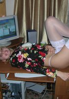 Белокурая сотрудница работает за компьютером и отдыхает с друзьями 18 фото Белокурая сотрудница работает за компьютером и отдыхает с друзьями 18 фото