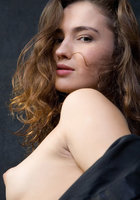 Кудрявая красотка позирует в одной рубашке 8 фото Кудрявая красотка позирует в одной рубашке 8 фото