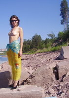 Брюнетка в платке позирует на побережье 11 фото Брюнетка в платке позирует на побережье 11 фото