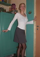 Домохозяйка на кухне снимает всю одежду 2 фото Домохозяйка на кухне снимает всю одежду 2 фото