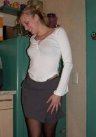 Домохозяйка на кухне снимает всю одежду 4 фото Домохозяйка на кухне снимает всю одежду 4 фото