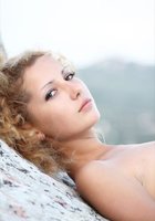 Чувственная соска позирует возле скалы 17 фото Чувственная соска позирует возле скалы 17 фото